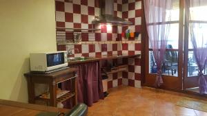 una cocina con un ordenador en una mesa con una ventana en Casa del Mirador, en Arjona