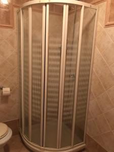 uma cabina de duche em vidro numa casa de banho com WC em Monolocale in Via Poerio em Catanzaro