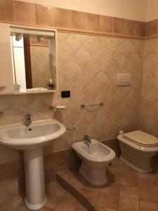 A bathroom at Guest House Via Poerio