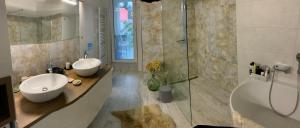 Kúpeľňa v ubytovaní BL - The Penthouse, 24hr Self Check-in, 2 Bedrooms, Fireplace, AC, Panoramic View from main Balcony, 3-minute walk to City Center