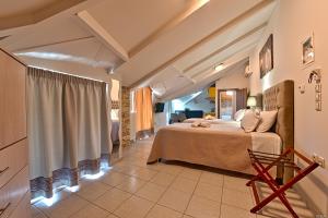 1 dormitorio con 1 cama en una habitación en Alexia's Apartments en Rio