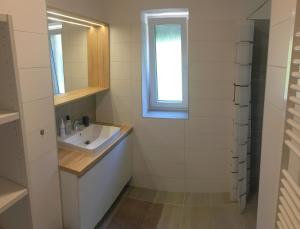 łazienka z umywalką i oknem w obiekcie Ubytování v soukromí Lužné w mieście Luhačovice