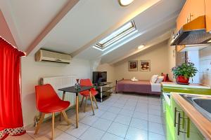 Kuchyň nebo kuchyňský kout v ubytování Alexia's Apartments