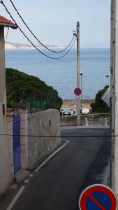 an empty street with a view of the ocean at Appart hôtel plage des capucins in La Ciotat