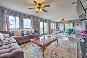Χώρος καθιστικού στο Scenic Hilltop Hideaway, Mins to River and Lake
