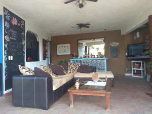a living room with a couch and a table at La Casa del Volcan in Tlayacapan