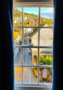 ヘイスティングスにあるThe Jenny Lindの窓から市街の景色を望めます。