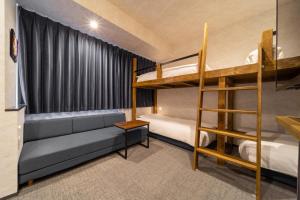 Двухъярусная кровать или двухъярусные кровати в номере Well Stay Nanba - Vacation STAY 94142
