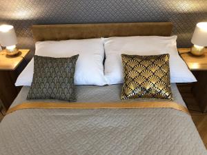 łóżko w pokoju hotelowym z 2 poduszkami w obiekcie Art deco Apartment w Warszawie