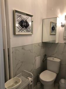 łazienka z toaletą i lustrem w obiekcie Art deco Apartment w Warszawie