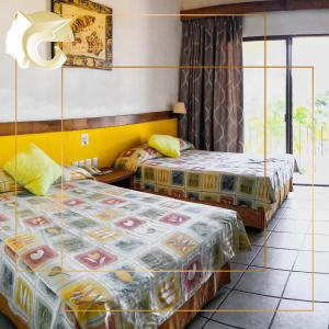 een hotelkamer met 2 bedden en een raam bij Hotel Pez Vela in Manzanillo