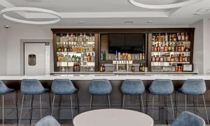 un bar con sillas azules y un mostrador en Microtel Inn & Suites by Wyndham George en George