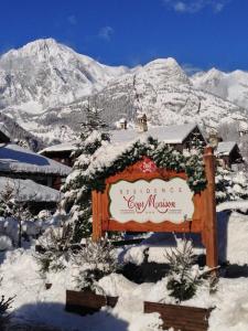 una señal en la nieve frente a una montaña en Residence Cour Maison, en Pré-Saint-Didier