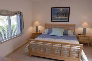 Un dormitorio con una cama grande y una ventana en Castaway Cove by Grand Cayman Villas, en North Side