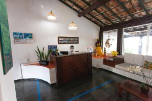 a lobby with a reception desk in a room at Pousada Sossego de Búzios in Búzios