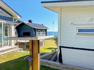 una casa de pájaro azul sentada en la parte superior de una casa en 4 person holiday home in NORRSUNDET, en Norrsundet