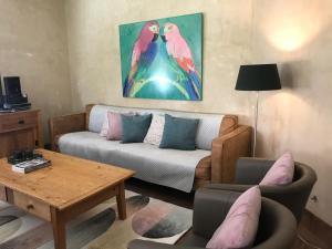 sala de estar con sofá y mesa en De Morgenstond en Baerle-Duc
