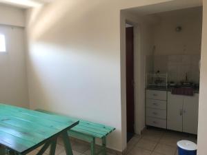 una mesa de picnic azul en una habitación con cocina en Belgrano 9, en Salta 10 fotos más