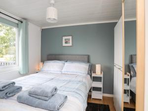 sypialnia z łóżkiem z ręcznikami w obiekcie Sundowner w mieście Caernarfon