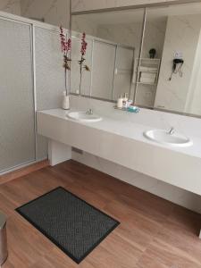 莫約班巴的住宿－Murano Hotel，一间带两个盥洗盆和大镜子的浴室