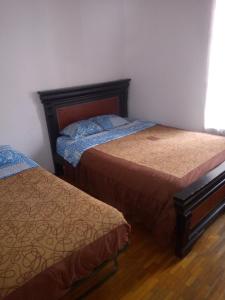 2 camas en una habitación con en Escocie - Vargas, en Quito