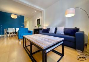 sala de estar con sofá azul y mesa en Charming Retiro Exclusive, en Madrid