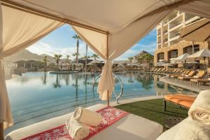 un complejo con piscina y un hotel en Grand Solmar Land's End Resort & Spa, en Cabo San Lucas