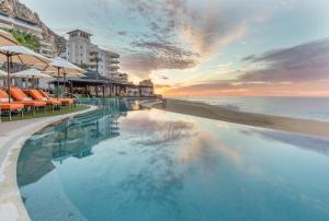 Bazén v ubytování Grand Solmar Land's End Resort & Spa nebo v jeho okolí