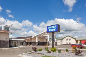 un cartel frente a un motel junto al agua en Siding 16 Lodge, en Wetaskiwin