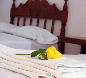 A bed or beds in a room at Don Luis Hostal - Sucursal Galeana - Tecolutla