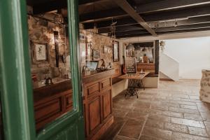 cocina con fregadero y encimera en una habitación en Casa da Madalena Backpackers Hostel, en Faro