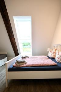 a bed in a room with a window at Hausdeich in Hamburg