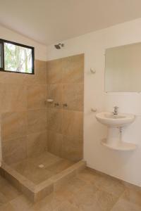 La salle de bains est pourvue d'une douche et d'un lavabo. dans l'établissement Tayrona Tented Lodge, à Guachaca