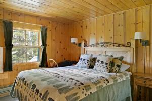 a bedroom with a bed and a window at Tamarack Lodge in Mammoth Lakes