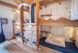 - deux lits superposés dans une chambre dans l'établissement Katsuo Guest House, à Kōchi