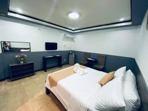 TV a/nebo společenská místnost v ubytování Amax Inn Makati