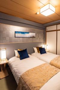 - 2 lits dans une chambre avec 2 lampes dans l'établissement design house ao, à Osaka