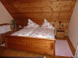 
Ein Bett oder Betten in einem Zimmer der Unterkunft Landgasthaus Am Frauenstein
