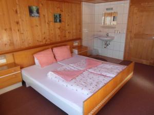 Łóżko lub łóżka w pokoju w obiekcie Ferienhaus Nadine