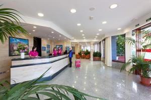 um lobby de um hospital com pessoas esperando em um balcão em Apartamentos Casablanca em Puerto de la Cruz