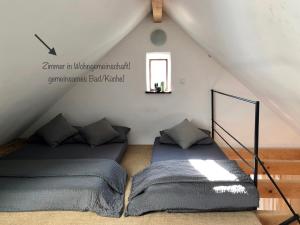 Un pat sau paturi într-o cameră la Privatzimmer Leopold