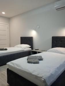 Ένα ή περισσότερα κρεβάτια σε δωμάτιο στο Апартаменты Ужгород +23 φωτογραφίες