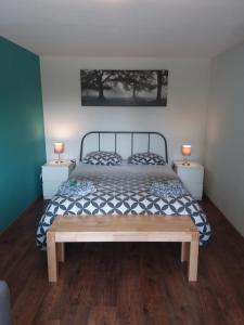 una camera con un letto con due lampade su due tavoli di gites des champs a Busendorf
