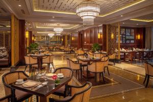 Silk Path Grand Hue Hotel 레스토랑 또는 맛집