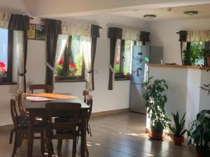 VidraにあるPensiunea Casa Ianculuiのキッチン、ダイニングルーム(テーブル、冷蔵庫付)