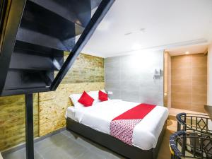 A bed or beds in a room at OYO 1023 La Mirina Boutique Inn