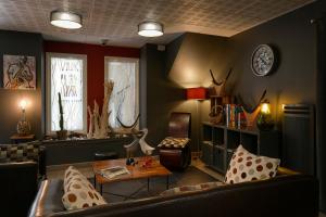 Posezení v ubytování Logis Hôtel & Restaurant Le Pardaillan