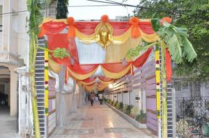 een gebouw met een gordijn op een straat bij Jasmine park in Chennai