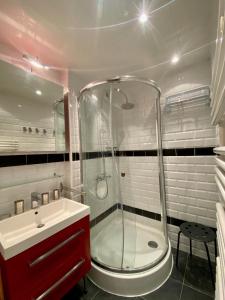 ヴァル・トランスにあるSchussのバスルーム(シャワー、シンク付)