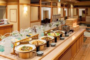 登别登别石水亭温泉酒店的摆满许多盘食物的自助餐线
